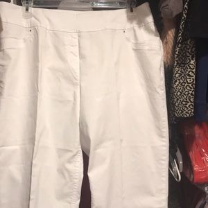 NWOT WESTBOUND WOMAN WHITE CAPRI WITH POCKETS